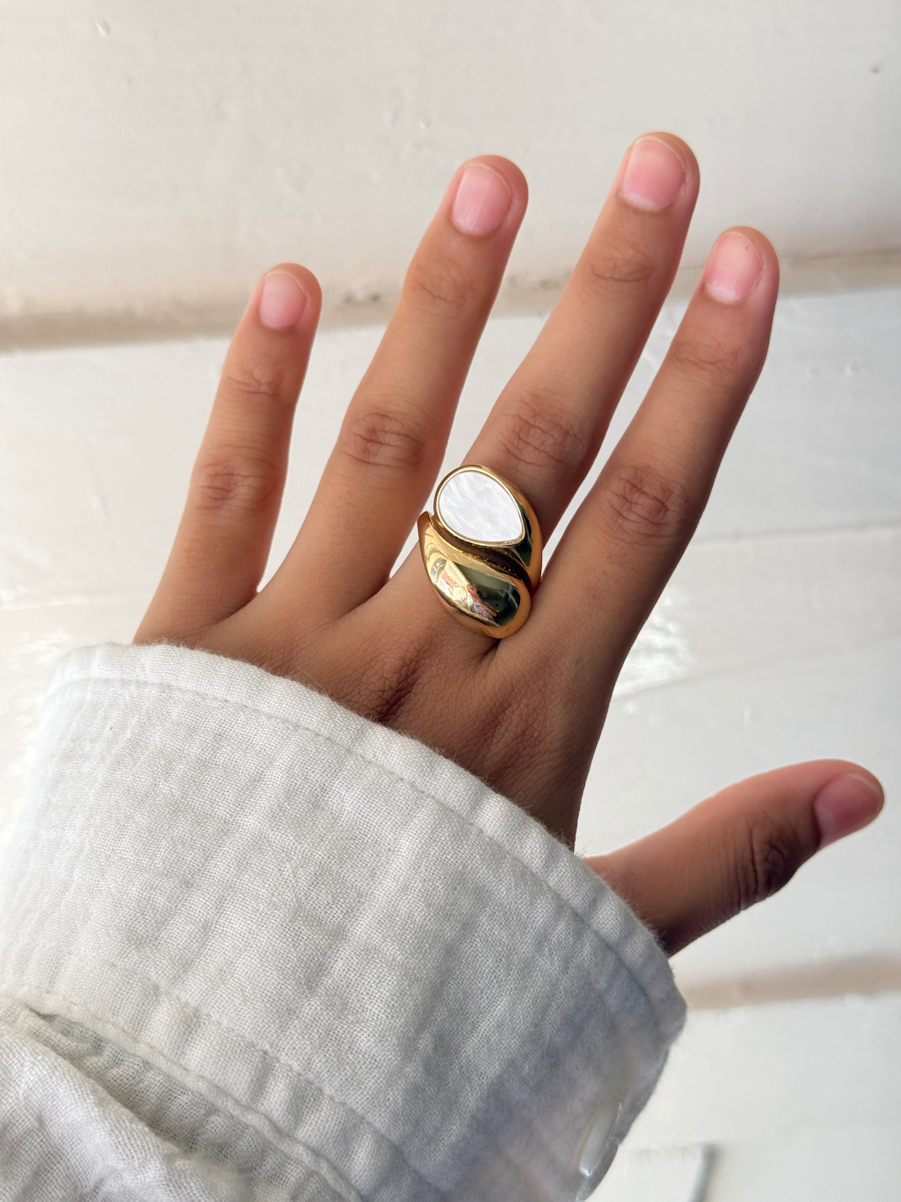 Serene Shell Ring