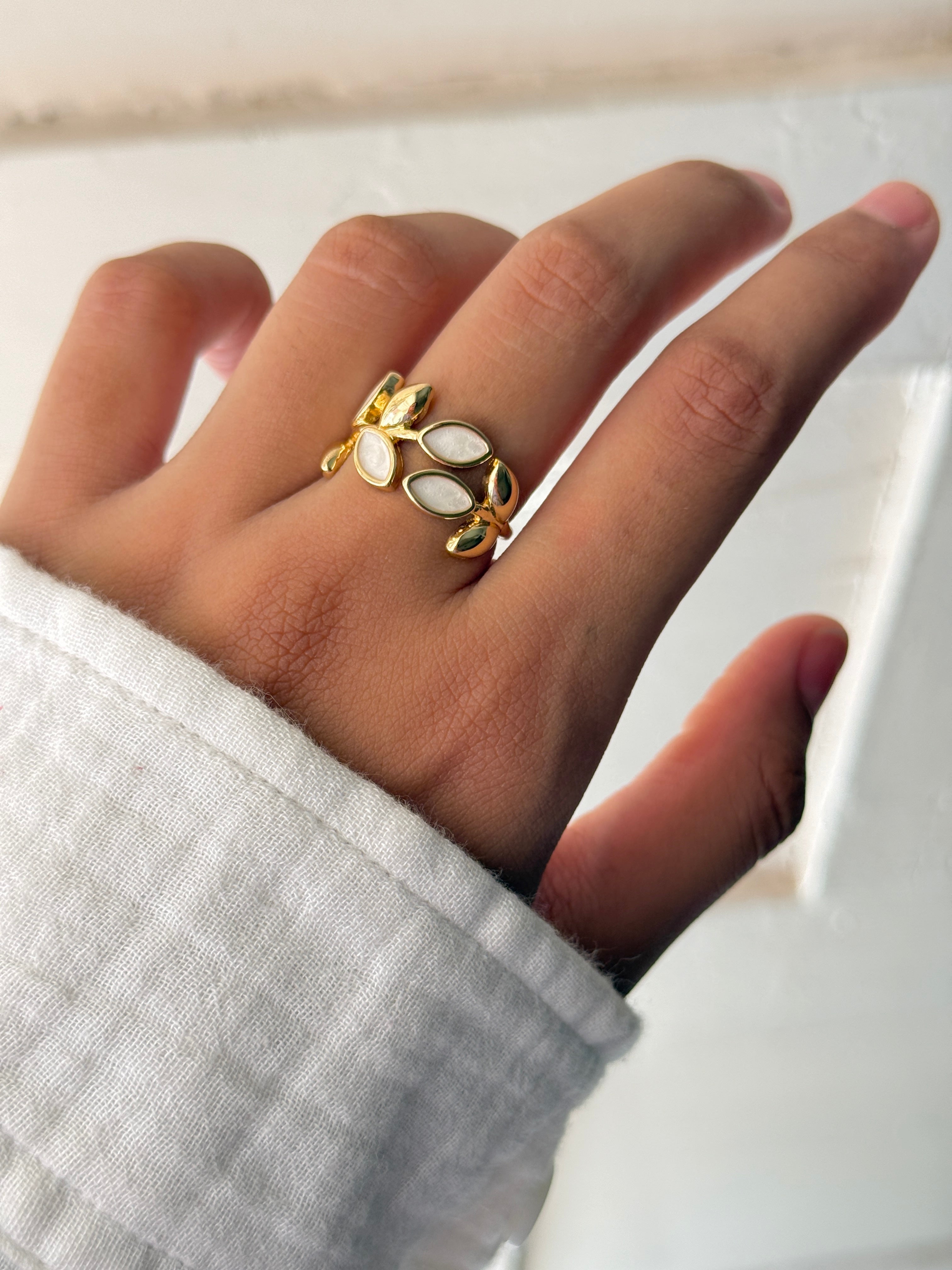 Laurel Shell Ring
