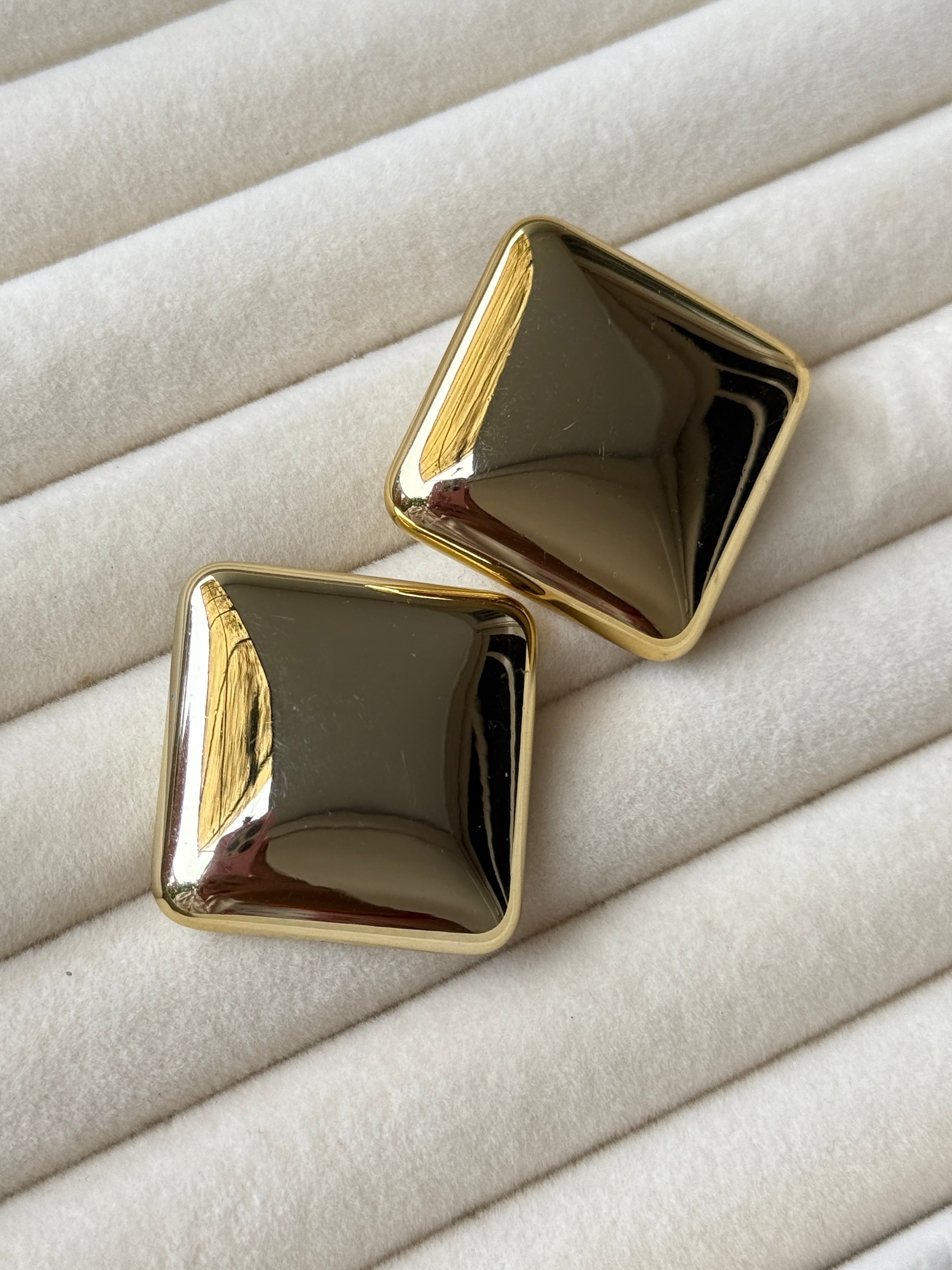 Veya Studs